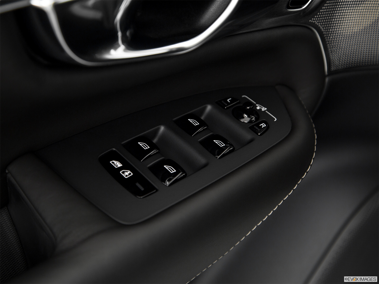 2017 Volvo XC90 Plug-In Hybrid T8 Inscription Driver's side inside window controls. 