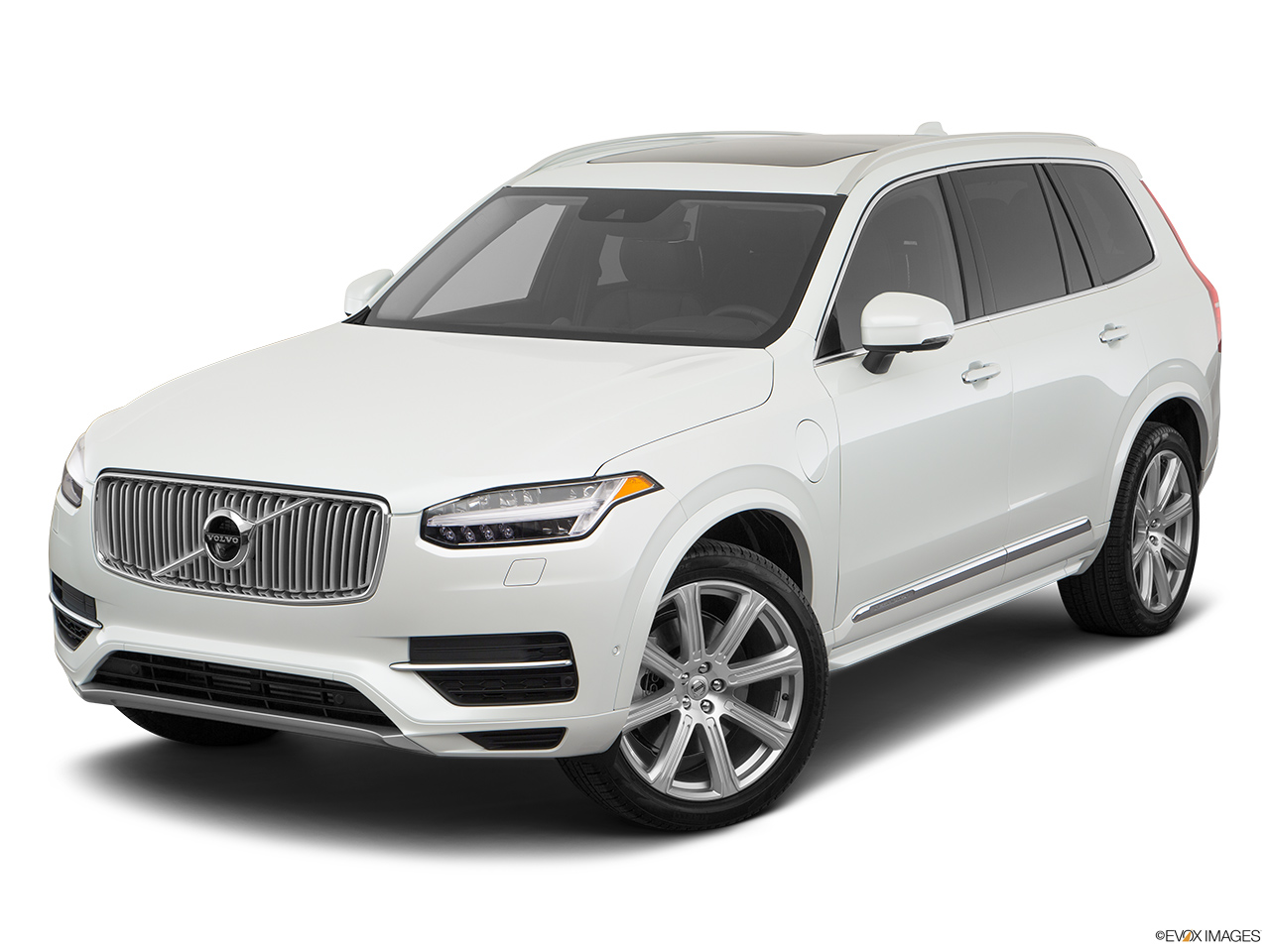 2017 Volvo XC90 Plug-In Hybrid T8 Inscription Front angle view. 