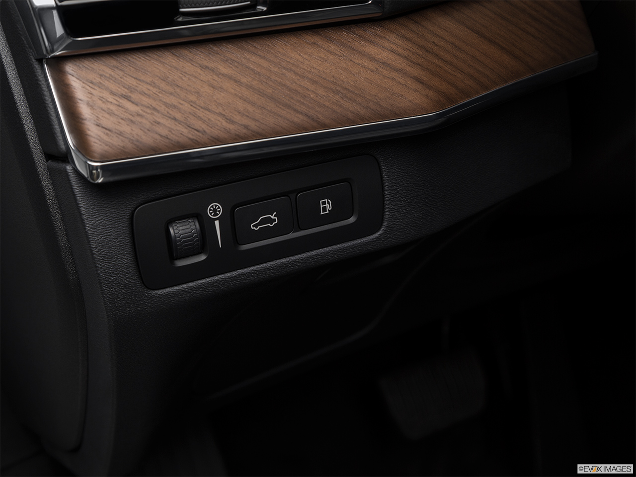 2017 Volvo XC90 Plug-In Hybrid T8 Inscription Gas cap release. 