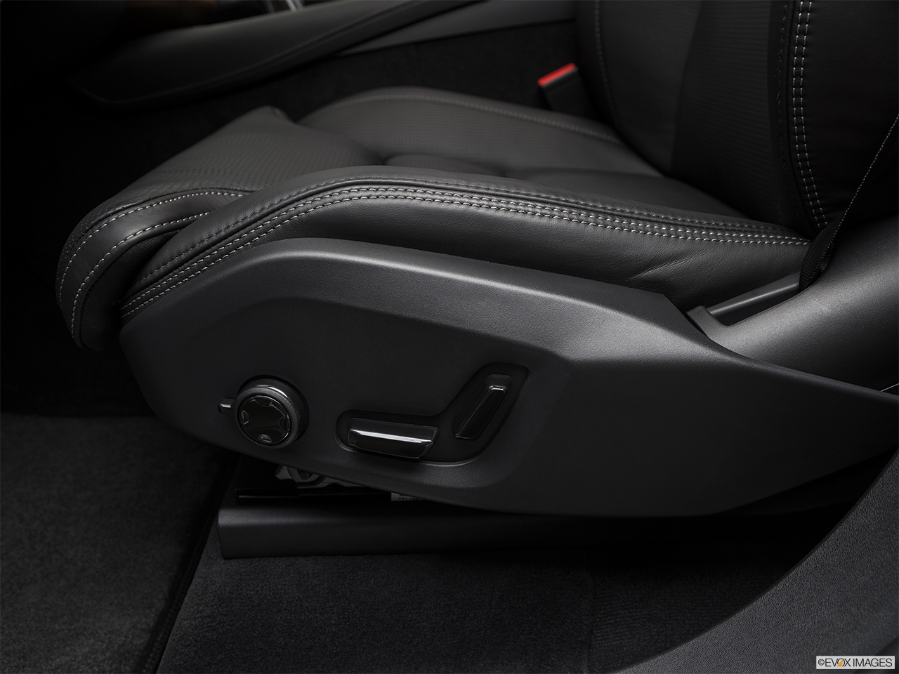 2017 Volvo XC90 Plug-In Hybrid T8 Inscription Seat Adjustment Controllers. 