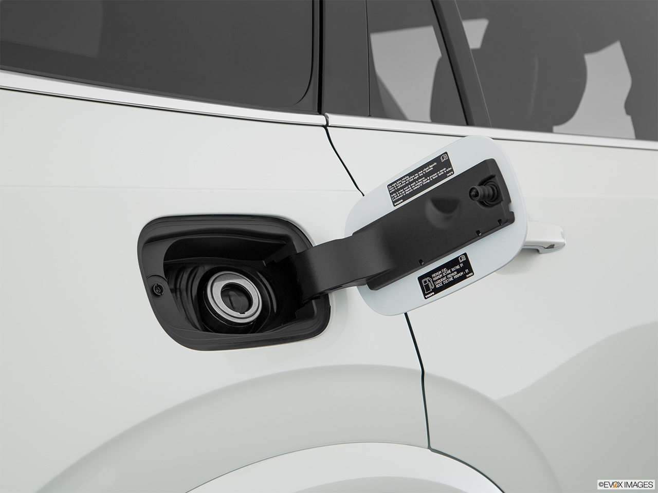 2017 Volvo XC90 Plug-In Hybrid T8 Inscription Gas cap open. 