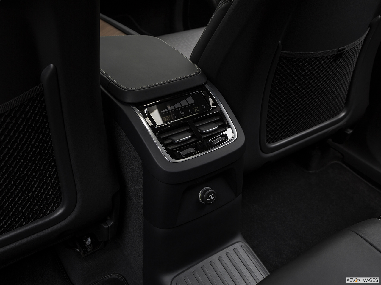 2017 Volvo XC90 Plug-In Hybrid T8 Inscription Rear A/C controls. 