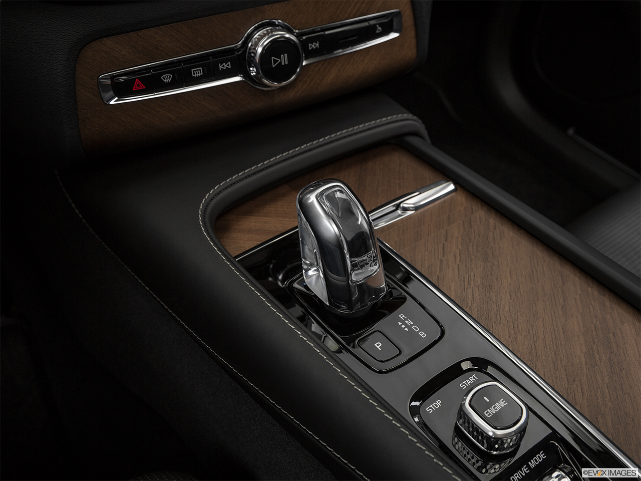 2017 Volvo XC90 Plug-In Hybrid T8 Inscription Gear shifter/center console. 