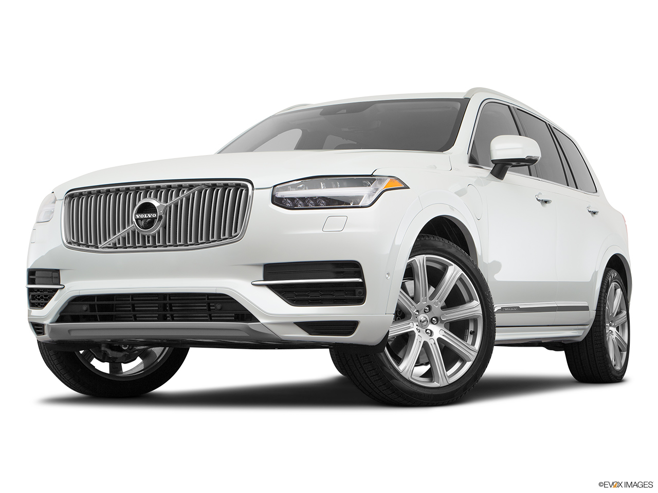 2017 Volvo XC90 Plug-In Hybrid T8 Inscription Front angle view, low wide perspective. 