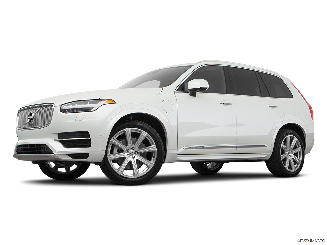 2017 Volvo XC90 Plug-In Hybrid T8 Inscription Low/wide front 5/8. 