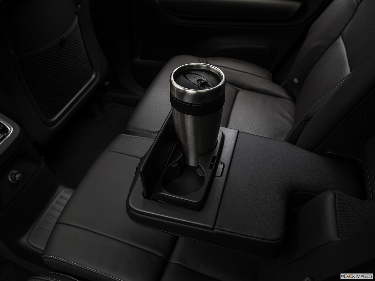 2017 Volvo XC90 Plug-In Hybrid T8 Inscription Cup holder prop (quaternary). 