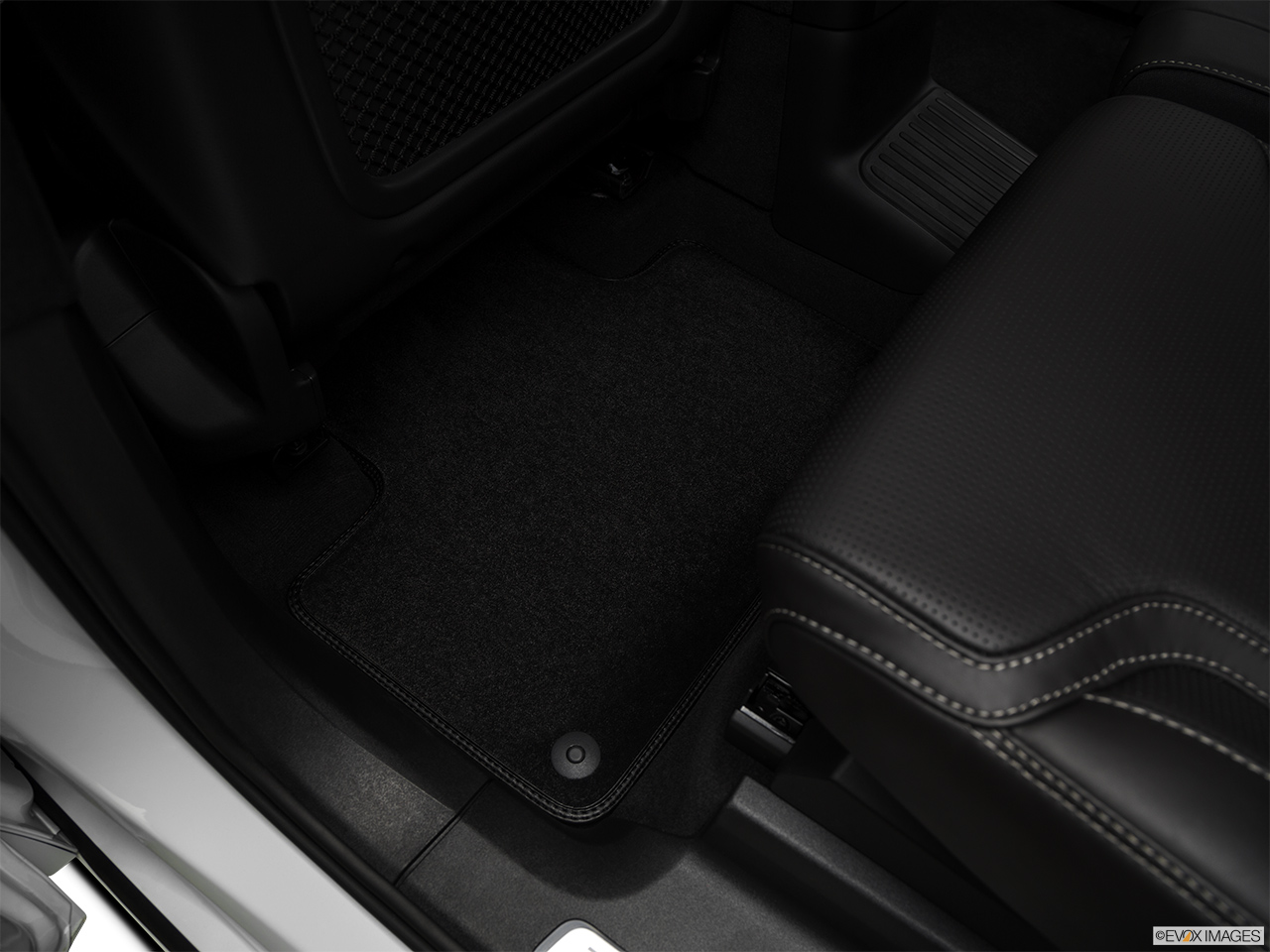 2017 Volvo XC90 Plug-In Hybrid T8 Inscription Rear driver's side floor mat. Mid-seat level from outside looking in. 