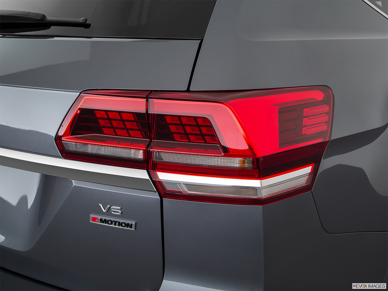 2018 Volkswagen Atlas SEL Premium Passenger Side Taillight. 