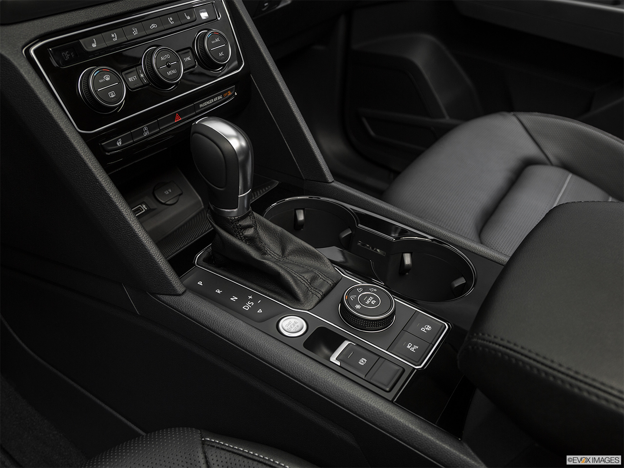 2018 Volkswagen Atlas SEL Premium Gear shifter/center console. 