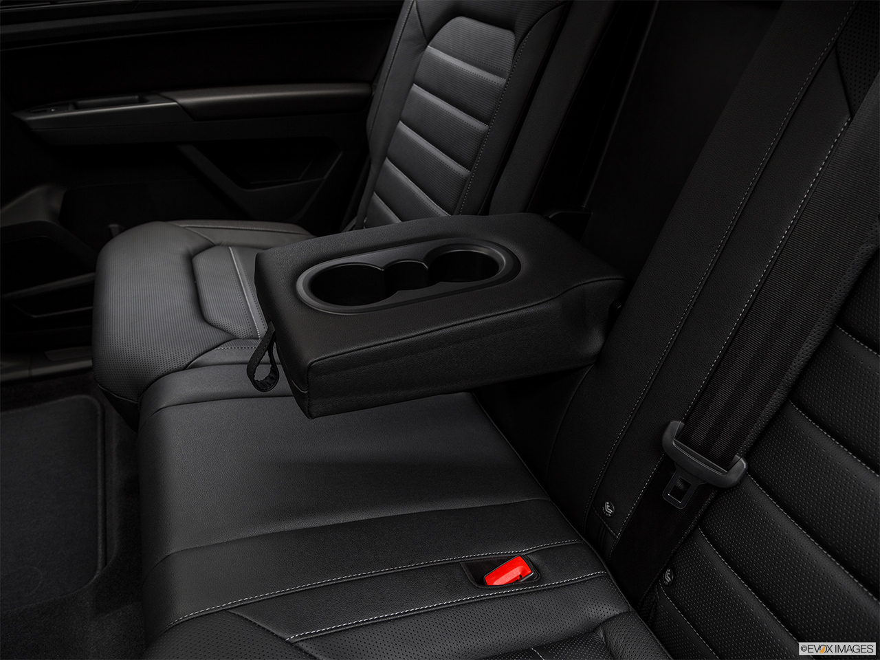 2018 Volkswagen Atlas SEL Premium Rear center console with closed lid from driver's side looking down. 