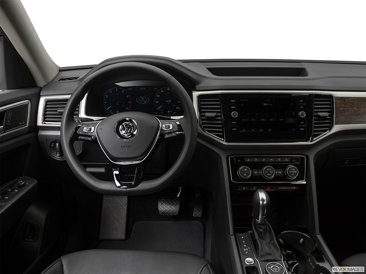 2018 Volkswagen Atlas SEL Premium Steering wheel/Center Console. 