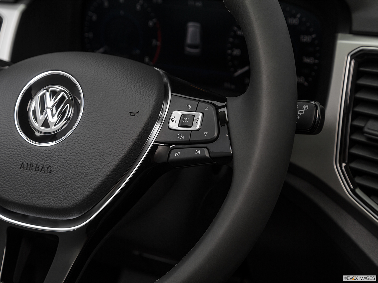 2018 Volkswagen Atlas SEL Premium Steering Wheel Controls (Right Side) 