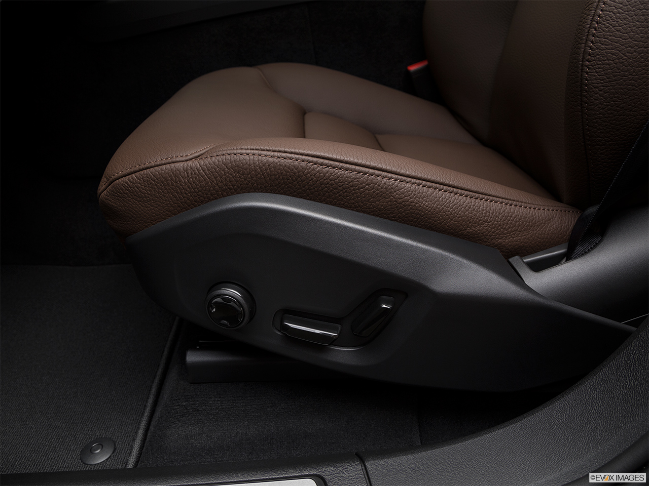 2018 Volvo XC60 T5 Momentum Seat Adjustment Controllers. 