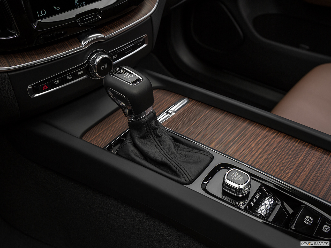 2018 Volvo XC60 T5 Momentum Gear shifter/center console. 