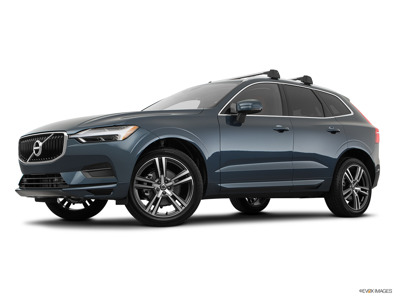 2018 Volvo XC60 T5 Momentum Low/wide front 5/8. 