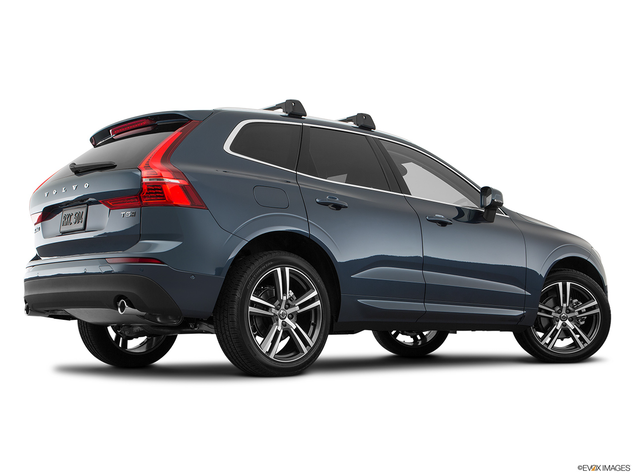 2018 Volvo XC60 T5 Momentum Low/wide rear 5/8. 