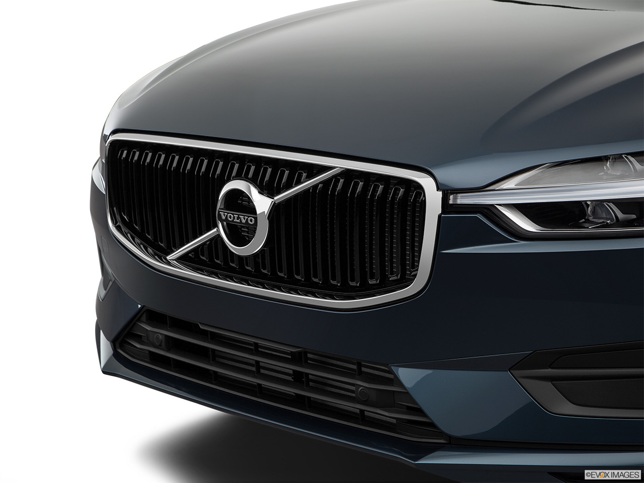 2018 Volvo XC60 T5 Momentum Close up of Grill. 