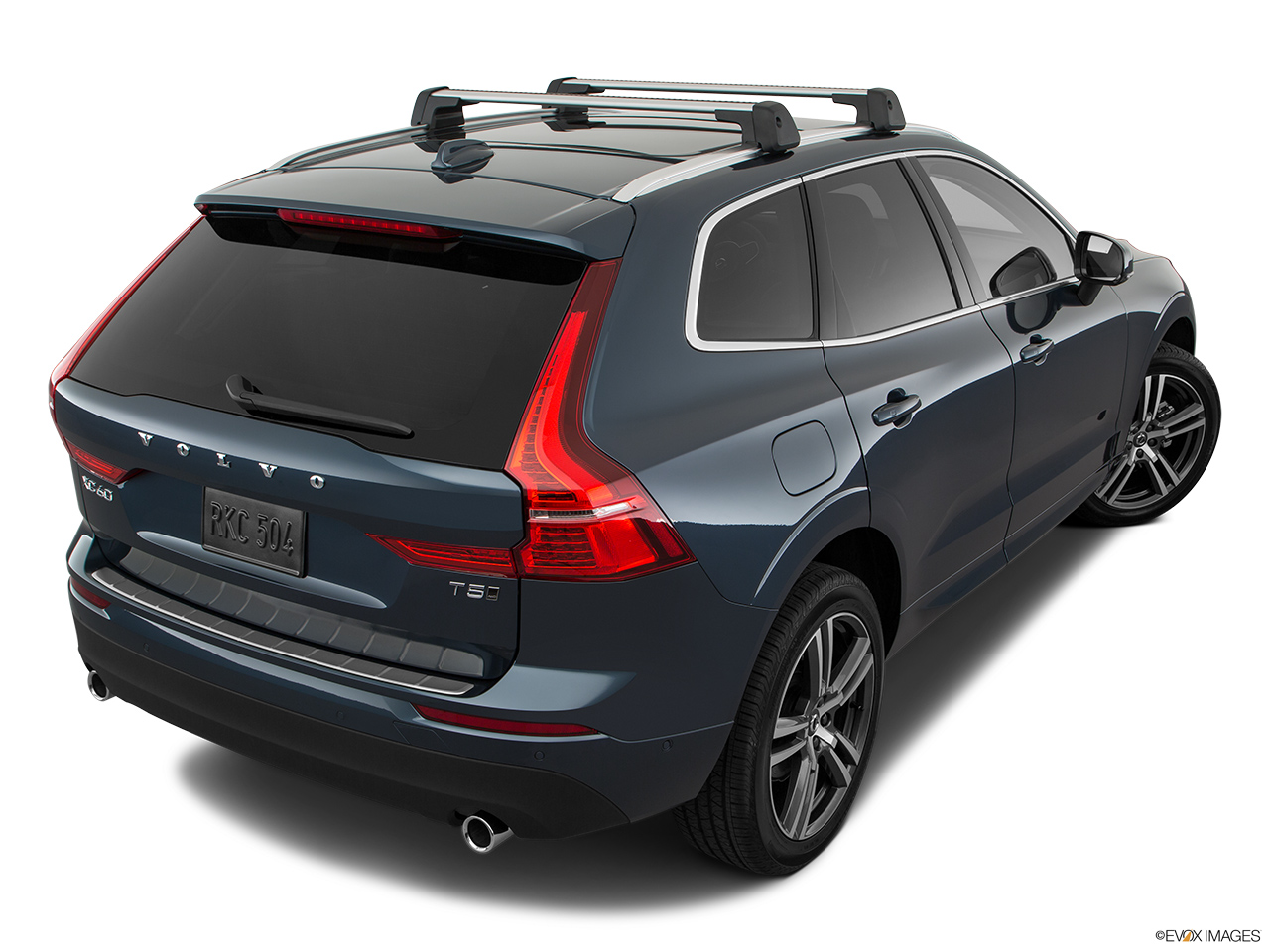 2018 Volvo XC60 T5 Momentum Rear 3/4 angle view. 