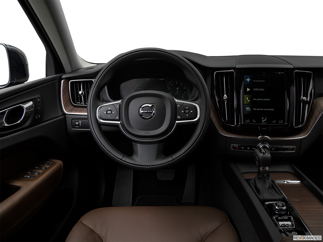 2018 Volvo XC60 T5 Momentum Steering wheel/Center Console. 