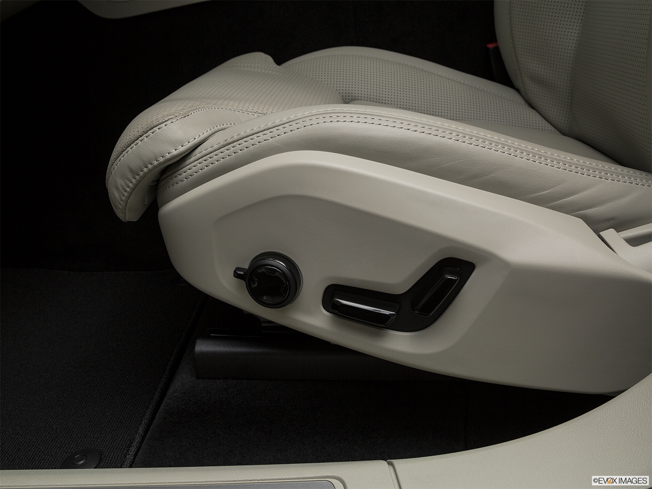 2019 Volvo XC60 T6 Inscription Seat Adjustment Controllers. 