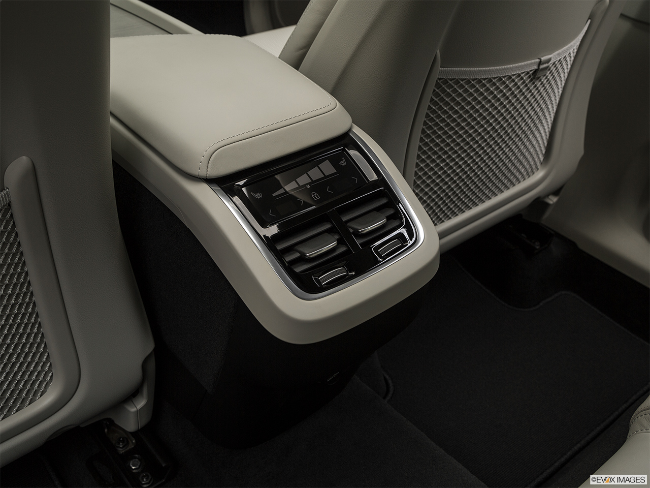 2019 Volvo XC60 T6 Inscription Rear A/C controls. 