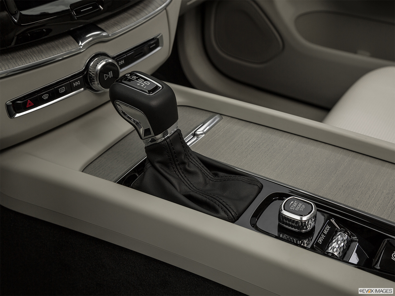 2019 Volvo XC60 T6 Inscription Gear shifter/center console. 