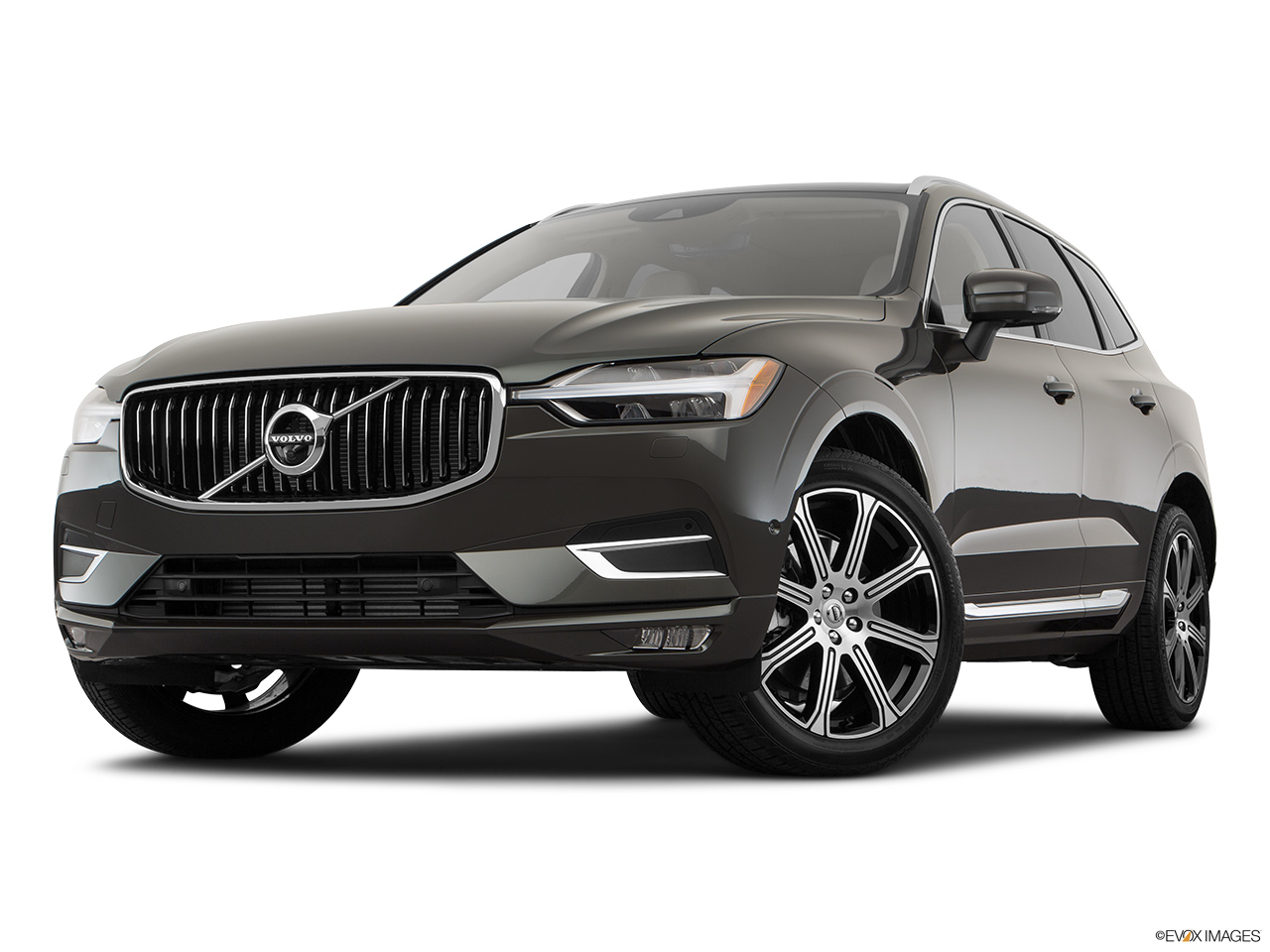 2019 Volvo XC60 T6 Inscription Front angle view, low wide perspective. 