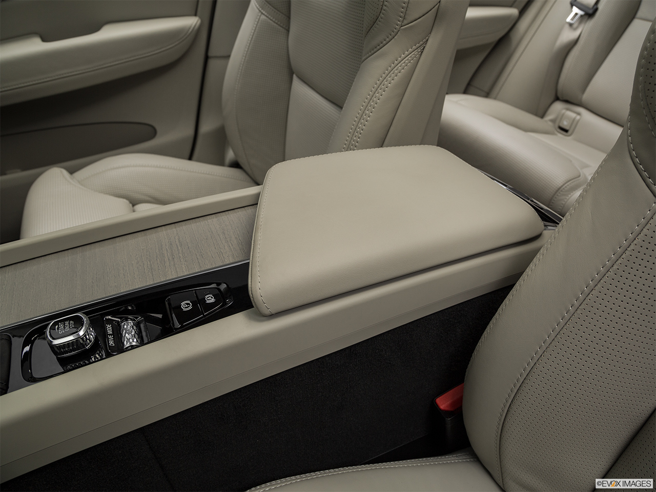 2019 Volvo XC60 T6 Inscription Front center console with closed lid, from driver's side looking down 