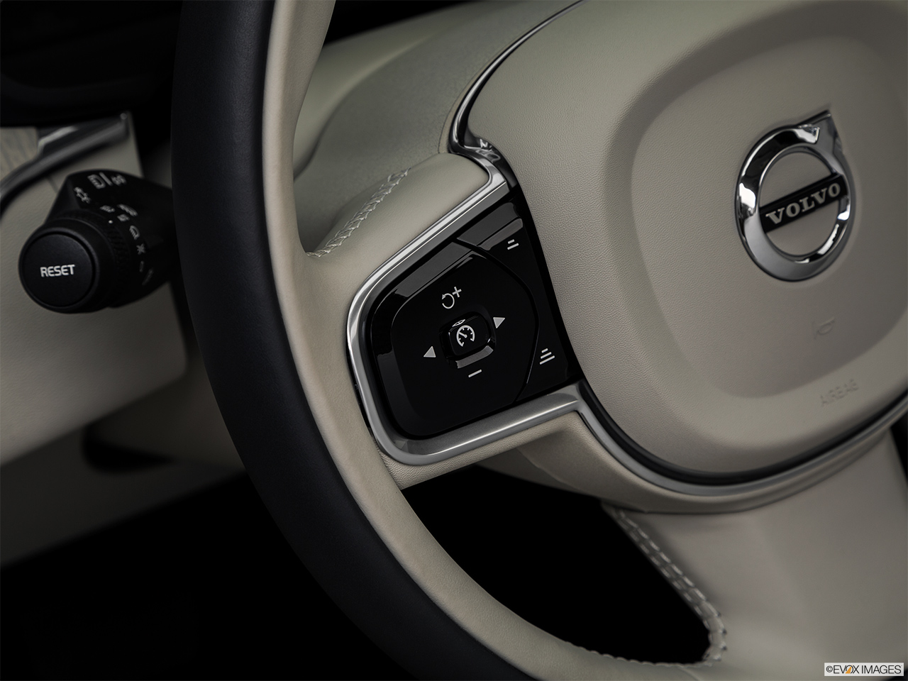 2019 Volvo XC60 T6 Inscription Steering Wheel Controls (Left Side) 
