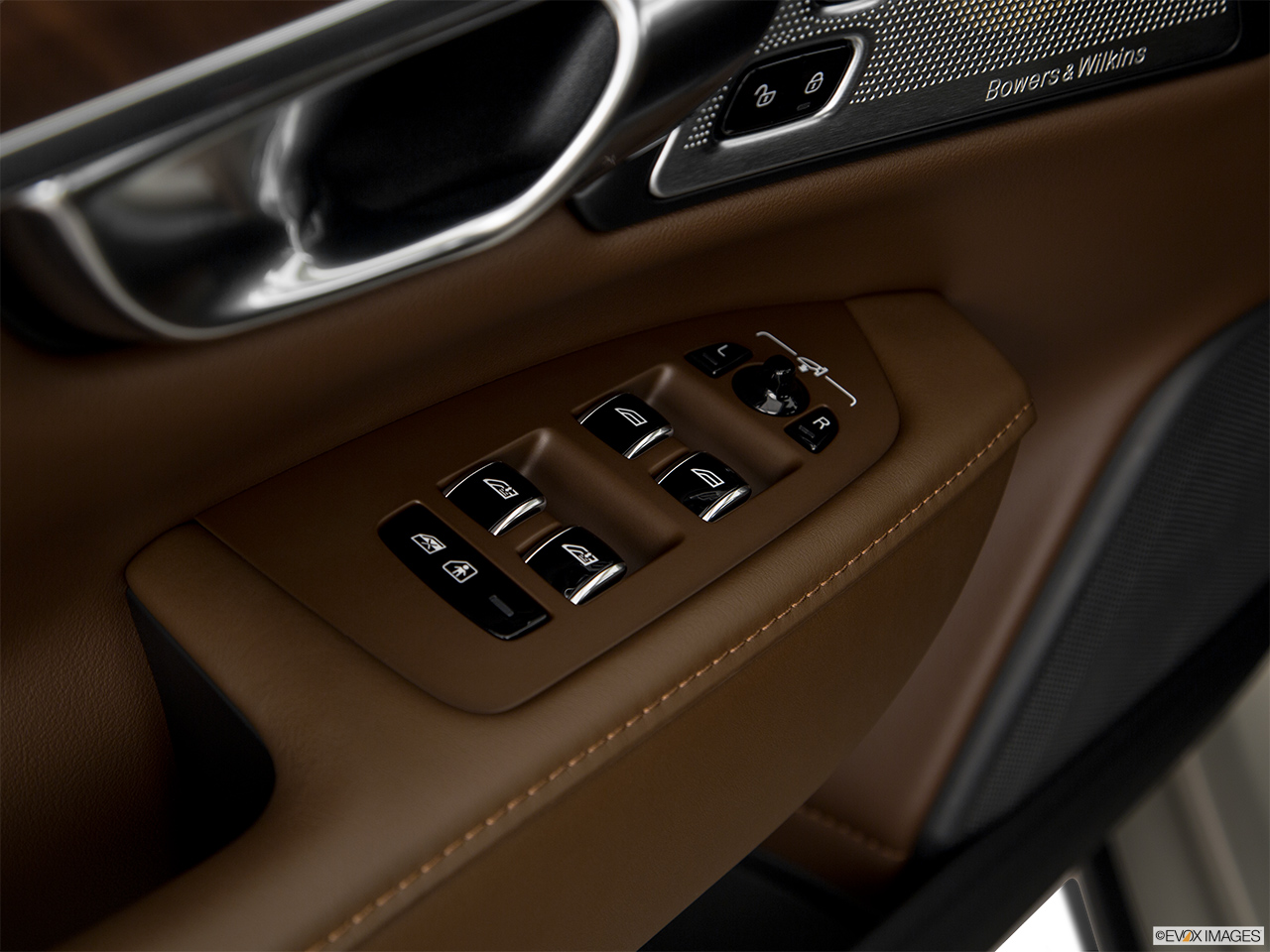 2018 Volvo S90 T8 Inscription eAWD Plug-in Hybrid Driver's side inside window controls. 