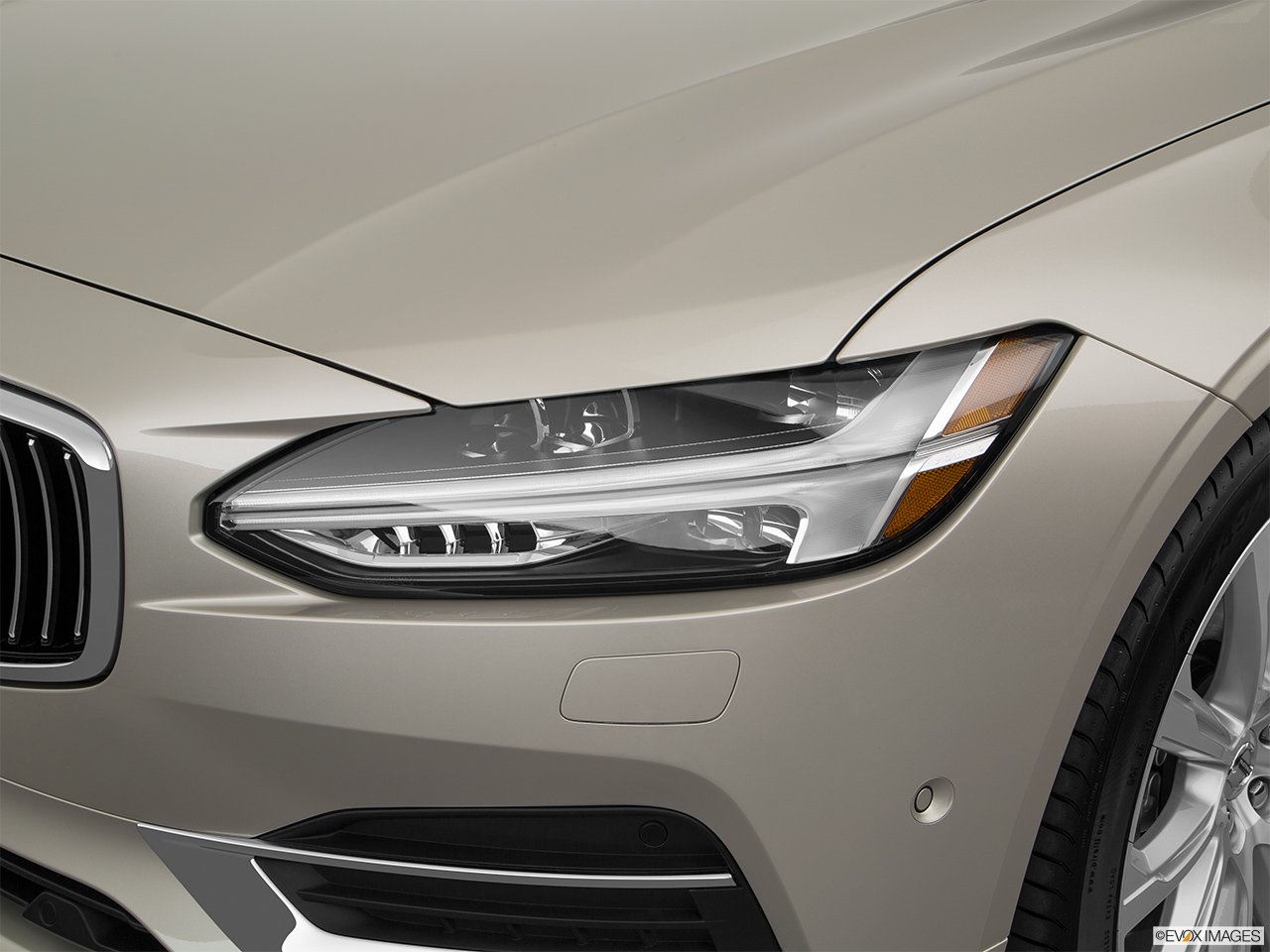 2018 Volvo S90 T8 Inscription eAWD Plug-in Hybrid Drivers Side Headlight. 