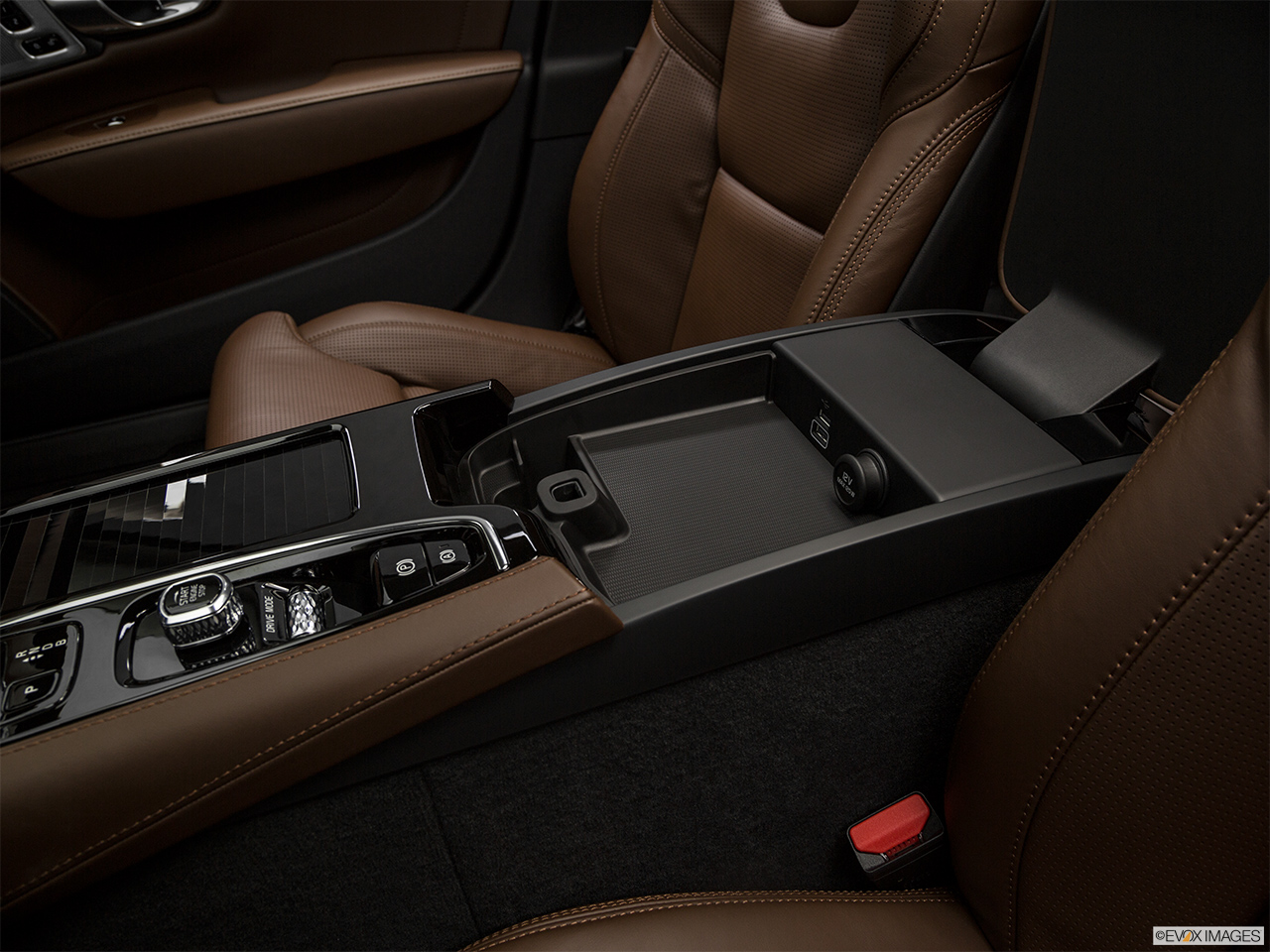 2018 Volvo S90 T8 Inscription eAWD Plug-in Hybrid Front center divider. 