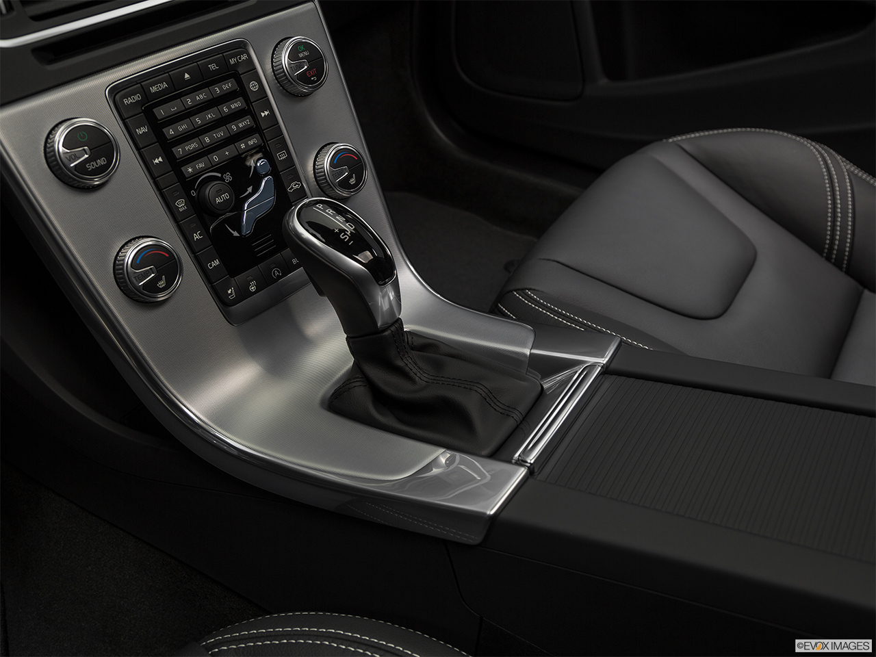 2018 Volvo V60 T5 Dynamic Gear shifter/center console. 