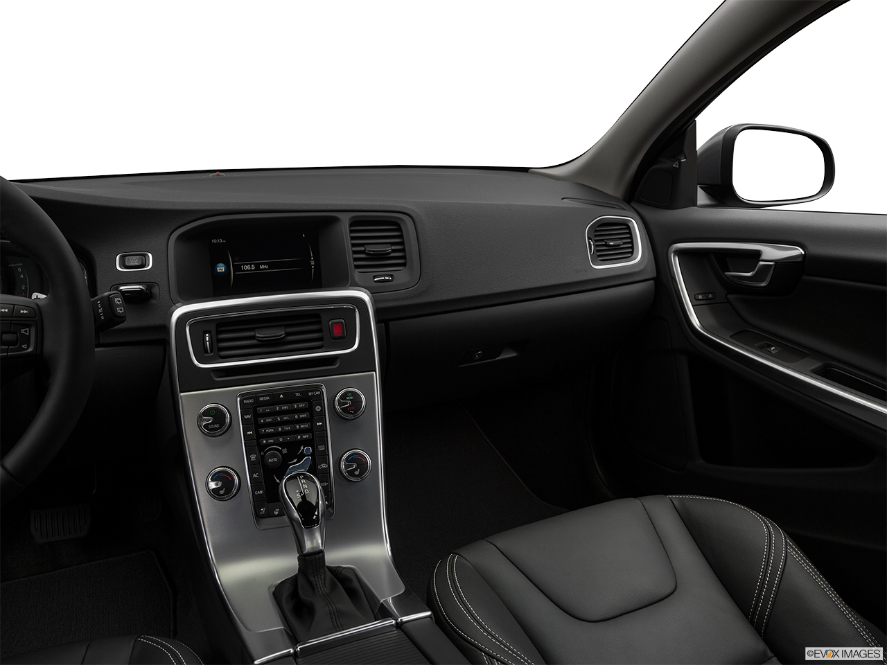 2018 Volvo V60 T5 Dynamic Center Console/Passenger Side. 