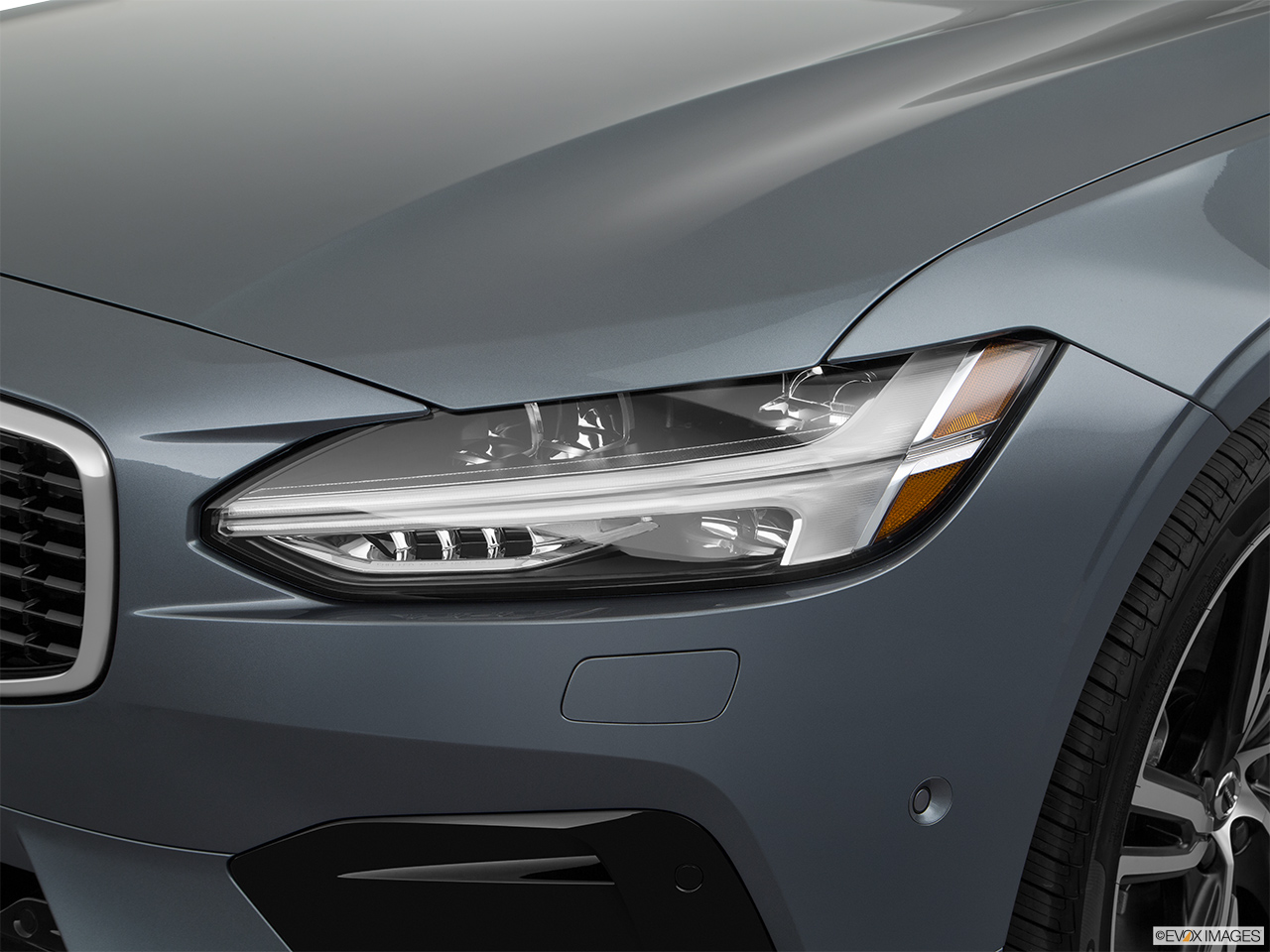 2018 Volvo V90 T6 AWD R-DESIGN Drivers Side Headlight. 