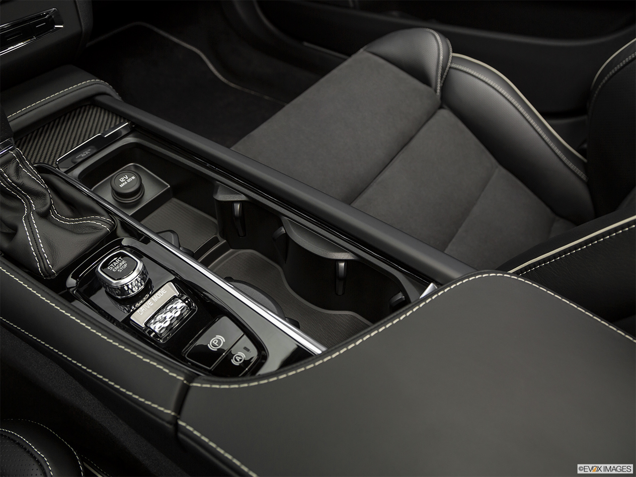 2019 Volvo V90 T6 AWD R-DESIGN Cup holders. 
