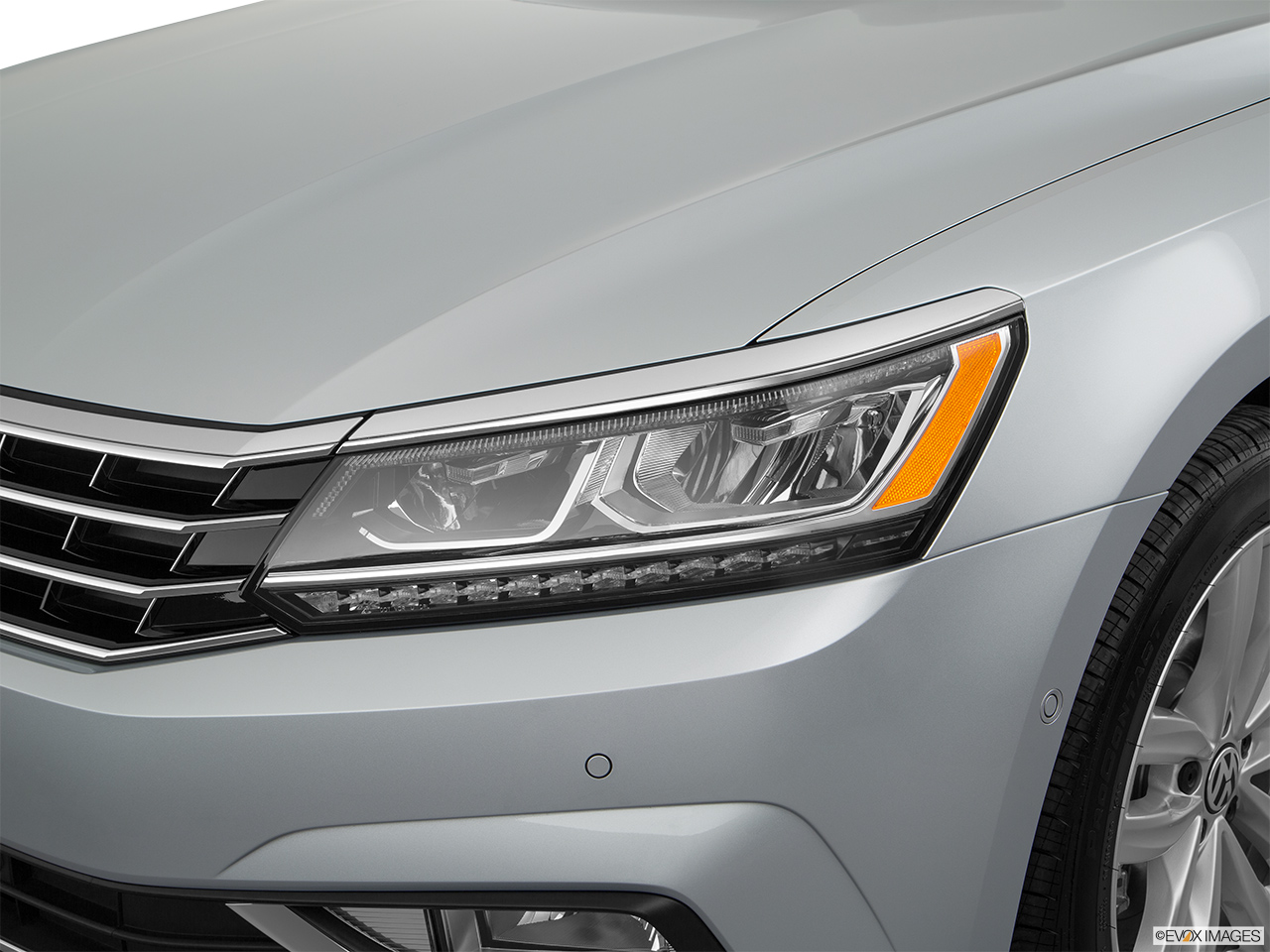 2018 Volkswagen Passat 2.0T SEL Premium Drivers Side Headlight. 