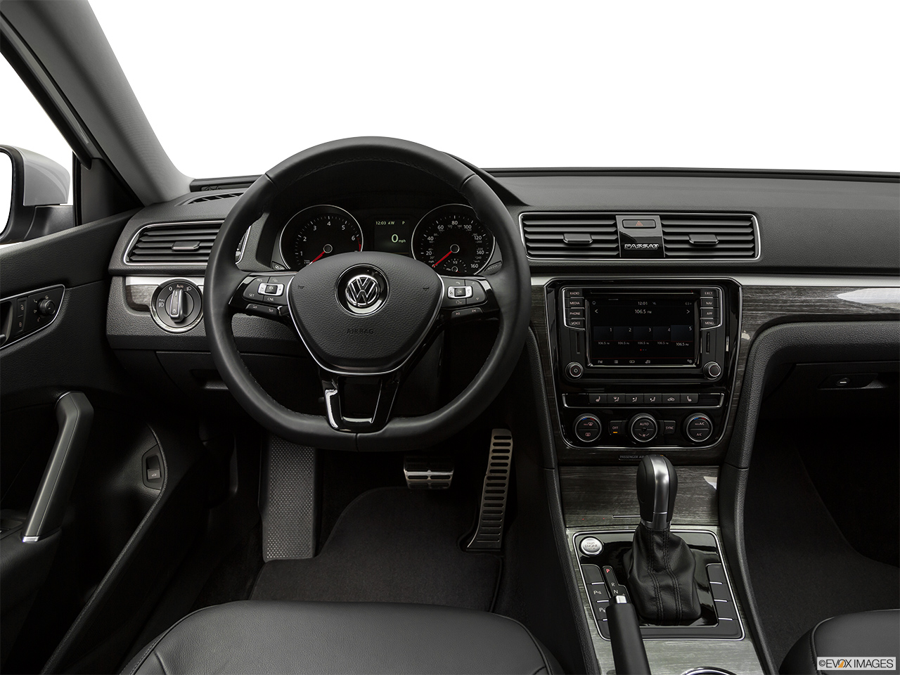 2018 Volkswagen Passat 2.0T SEL Premium Steering wheel/Center Console. 