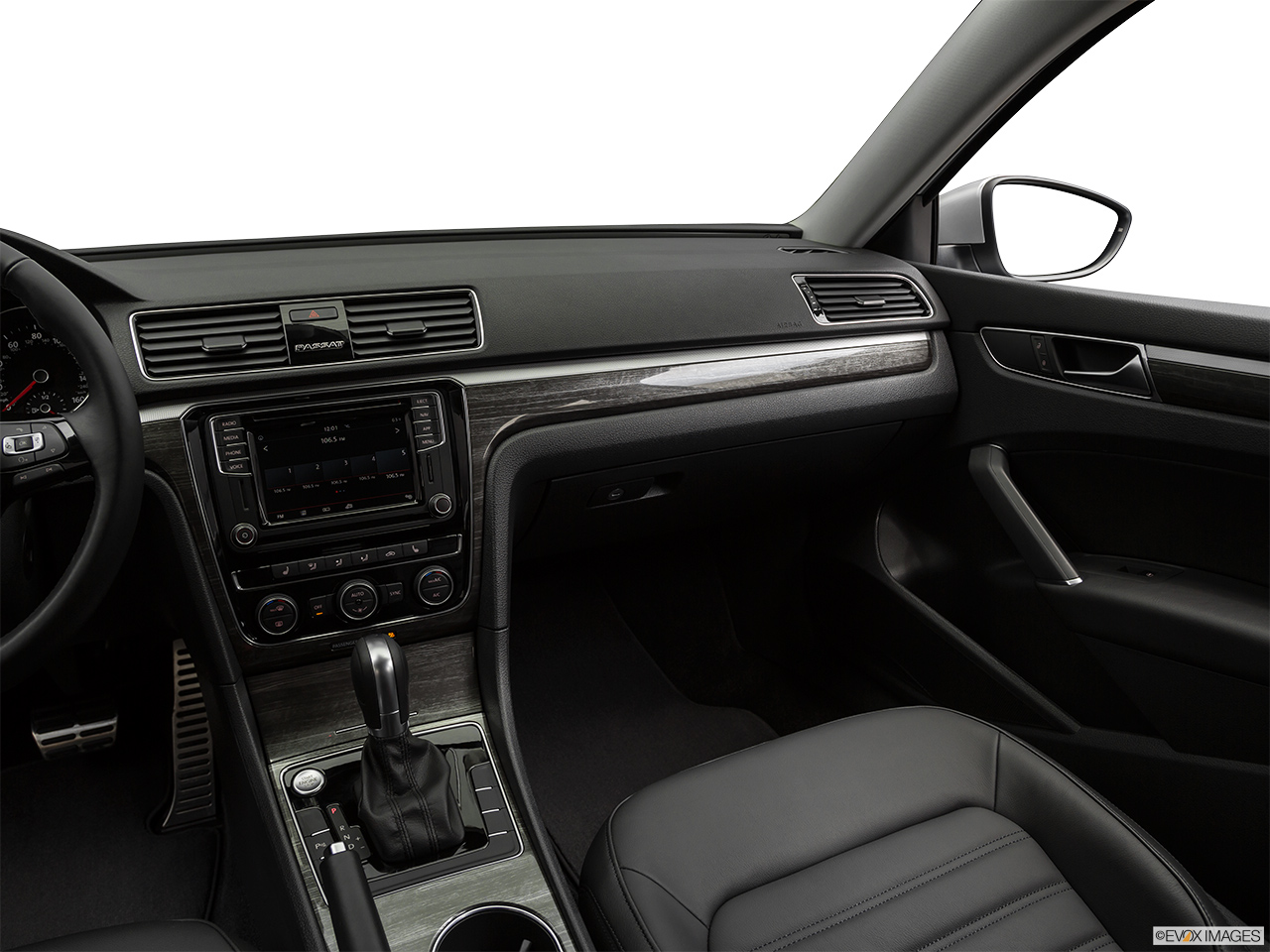 2018 Volkswagen Passat 2.0T SEL Premium Center Console/Passenger Side. 