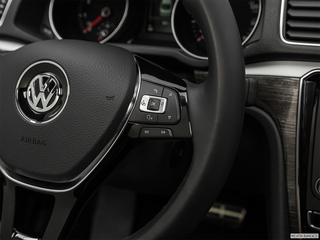 2018 Volkswagen Passat 2.0T SEL Premium Steering Wheel Controls (Right Side) 