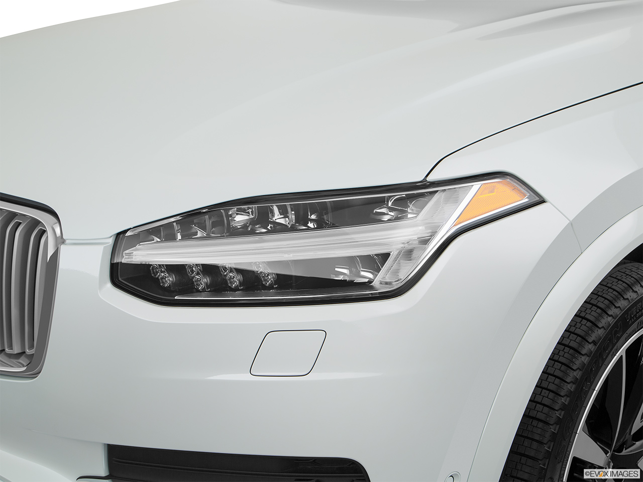 2018 Volvo XC90 T8 Inscription eAWD Plug-in Hybrid Drivers Side Headlight. 