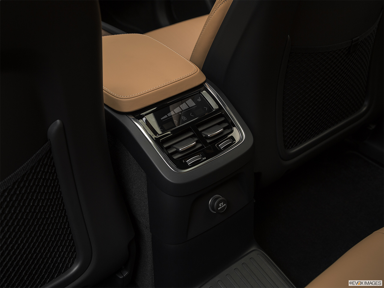 2018 Volvo XC90 T8 Inscription eAWD Plug-in Hybrid Rear A/C controls. 