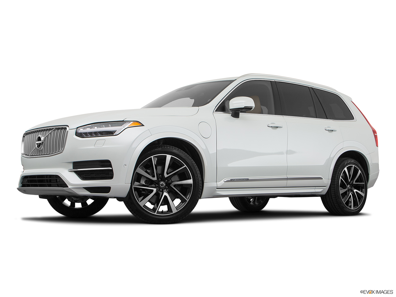 2019 Volvo XC90  T8 Inscription eAWD Plug-in Hybrid Low/wide front 5/8. 