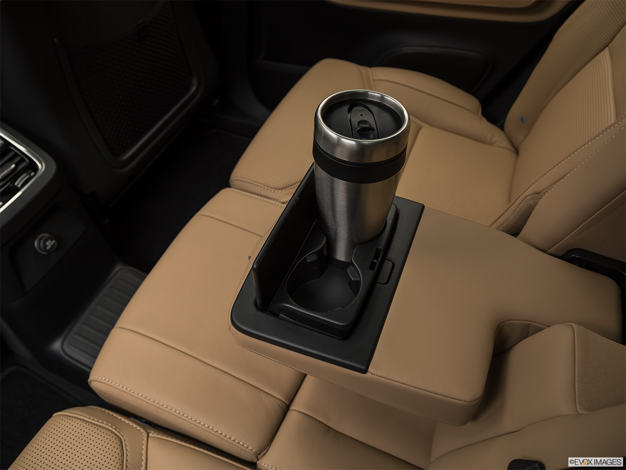 2018 Volvo XC90 T8 Inscription eAWD Plug-in Hybrid Cup holder prop (quaternary). 