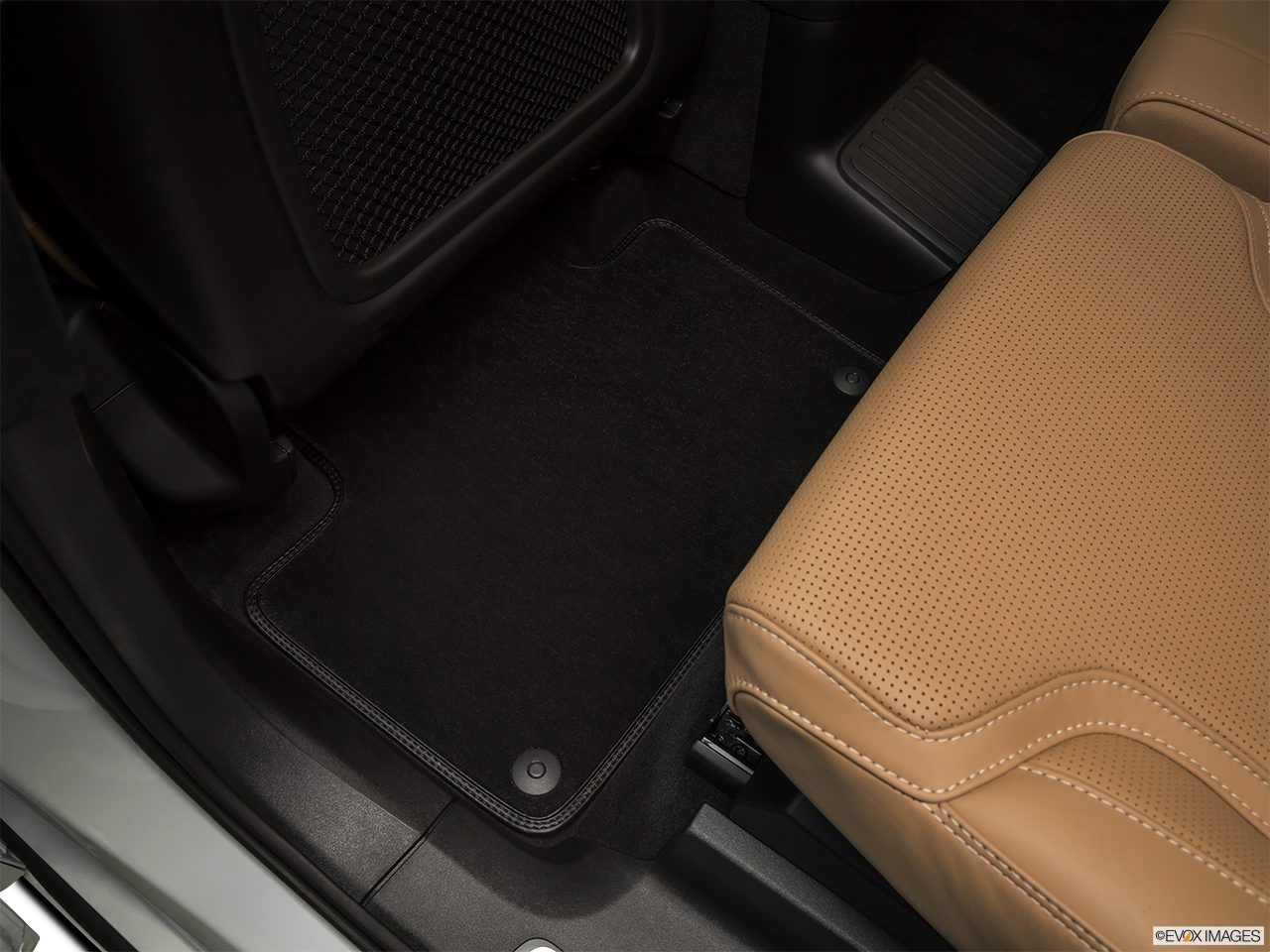 2019 Volvo XC90  T8 Inscription eAWD Plug-in Hybrid Rear driver's side floor mat. Mid-seat level from outside looking in. 