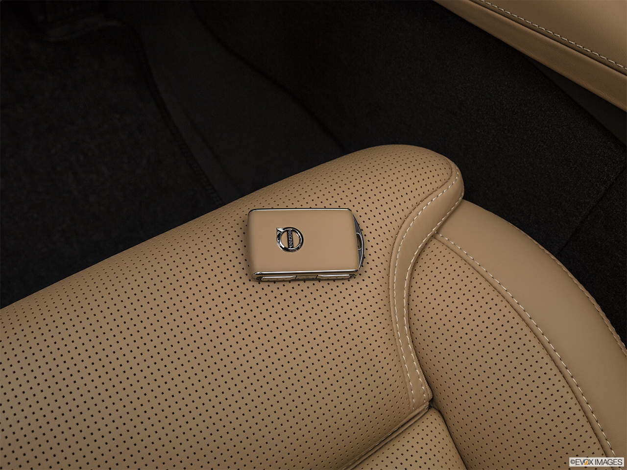 2018 Volvo XC90 T8 Inscription eAWD Plug-in Hybrid Key fob on driver's seat. 