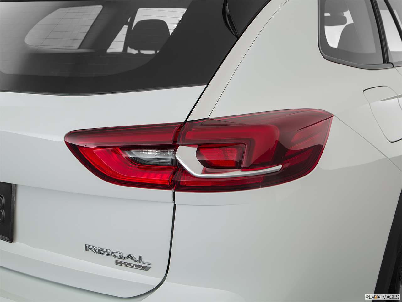 2018 Buick Regal Tourx  Preferred Passenger Side Taillight. 
