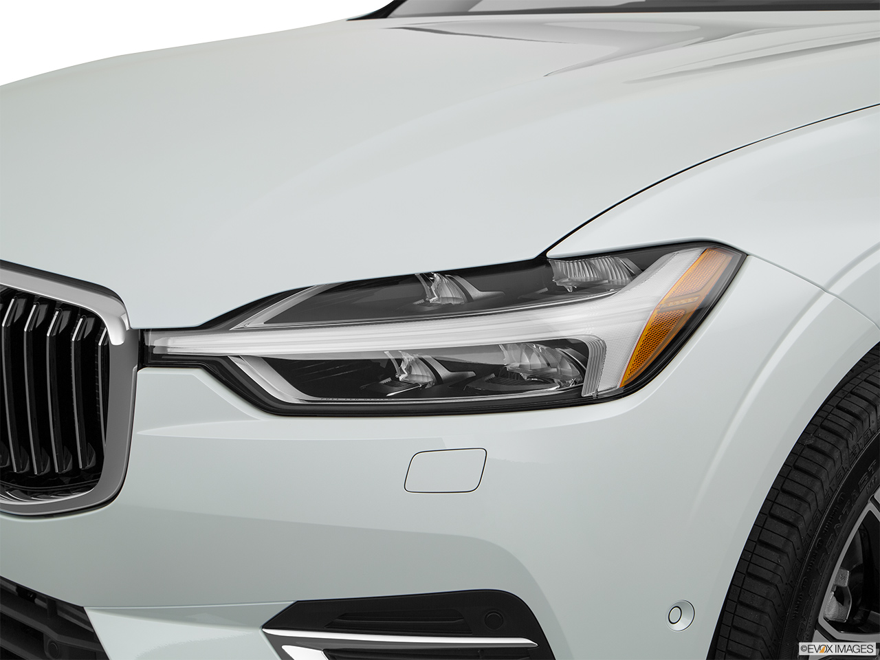 2019 Volvo XC60 T8 Inscription eAWD Plug-in Hybrid Drivers Side Headlight. 