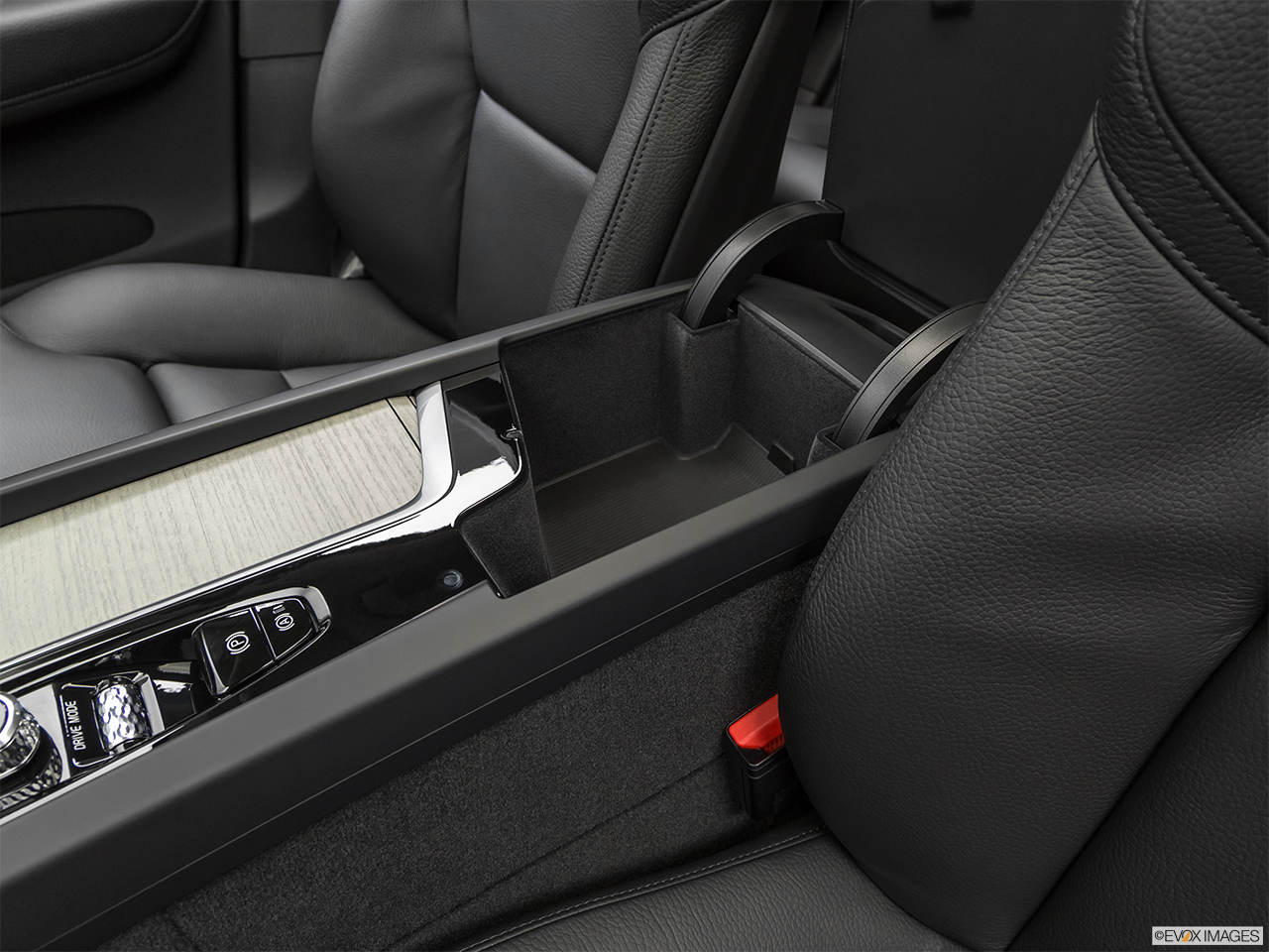 2019 Volvo XC60 T8 Inscription eAWD Plug-in Hybrid Front center divider. 