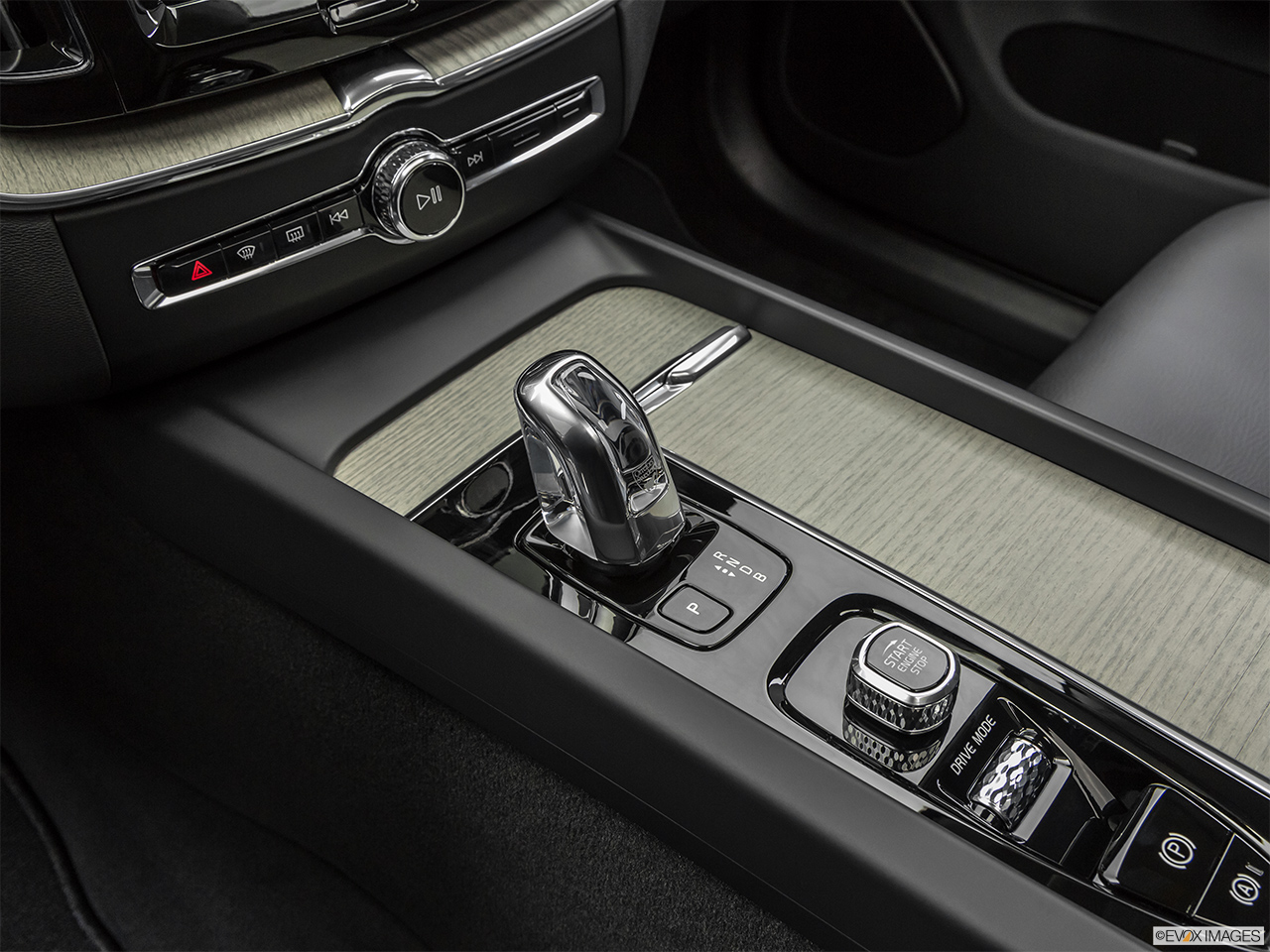 2019 Volvo XC60 T8 Inscription eAWD Plug-in Hybrid Gear shifter/center console. 